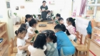 2·幼儿园的老师正在教孩子们包粽子 Picture Gallery 1587 3267 Image